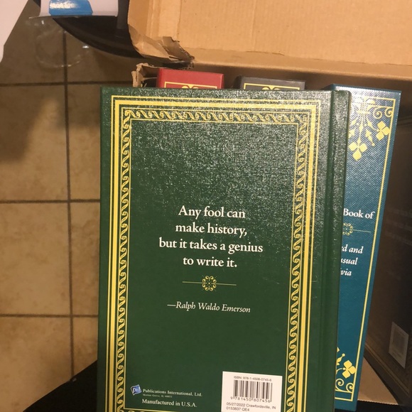 Set of Six interesting fact books. - Picture 10 of 14